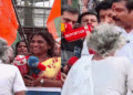 ‘അങ്ങോട്ടൊന്ന് മാറി നിന്നേ; നടുറോഡിൽ നിന്നാണോ പ്രസം​ഗം? വഴിയടച്ച് സമരം ചെയ്യുന്നതിന് എന്തിനാ? എനിക്ക് വീട്ടിൽ പോണം‘: വട്ടിയൂർക്കാവിൽ ബിജെപി നടത്തിയ പ്രതിഷേധത്തിൽ പ്രസം​ഗിച്ച നേതാവിന്റെ കൈയ്ക്ക് കയറിപിടിച്ച് വയോധിക