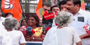 ‘അങ്ങോട്ടൊന്ന് മാറി നിന്നേ; നടുറോഡിൽ നിന്നാണോ പ്രസം​ഗം? വഴിയടച്ച് സമരം ചെയ്യുന്നതിന് എന്തിനാ? എനിക്ക് വീട്ടിൽ പോണം‘: വട്ടിയൂർക്കാവിൽ ബിജെപി നടത്തിയ പ്രതിഷേധത്തിൽ പ്രസം​ഗിച്ച നേതാവിന്റെ കൈയ്ക്ക് കയറിപിടിച്ച് വയോധിക