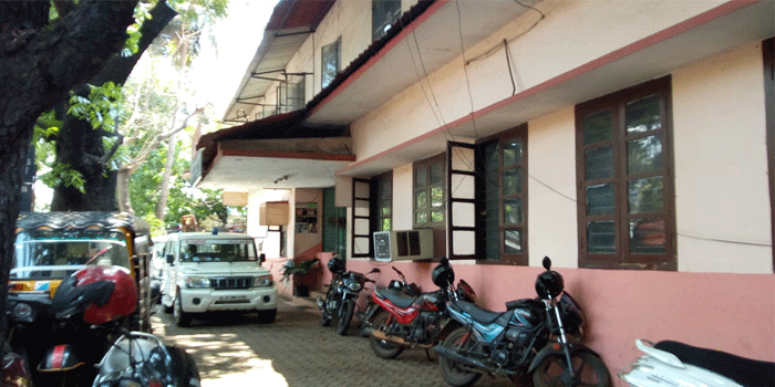 ‘തൂഫാൻ’ പരിശോധനയ്ക്കിടെ എസ്ഐയെ ചവിട്ടി പരിക്കേൽപിച്ചു; രക്ഷപ്പെടാൻ ശ്രമിച്ച പ്രതി പിടിയിൽ; ആക്രമിയുടെ ബൈക്കിൽ  ലഹരി വസ്തുക്കൾ ഉപയോ​ഗിക്കുന്നയാളുകളുടെ പക്കൽ കണ്ടുവരുന്ന ട്യൂബും പോളിത്തീൻ കവറുകളും