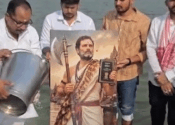 പിറന്നാൾ ദിനത്തിൽ പരശുരാമനായി രാഹുൽ ​ഗാന്ധിയുടെ ചിത്രം; ഒരു കൈയിൽ ഭരണഘടന, മറുകൈയിൽ മഴു; പ്രതിഷേധവുമായ് ബിജെപി