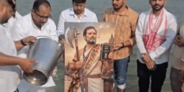 പിറന്നാൾ ദിനത്തിൽ പരശുരാമനായി രാഹുൽ ഗാന്ധിയുടെ ചിത്രം; ഒരു കൈയിൽ ഭരണഘടന, മറുകൈയിൽ മഴു; പ്രതിഷേധവുമായ് ബിജെപി