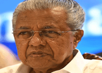 ‘ഗവർണറെയും അദ്ദേഹത്തെ പിന്തുണയ്ക്കുന്ന രാഷ്ട്രീയ ശക്തികളെയും എതിർക്കാൻ മുഖ്യമന്ത്രിയ്ക്ക് ഭയം;  പ്രതിഷേധിക്കാൻ പോലുമാവാതെ ദയനീയമായ കീഴടങ്ങൽ ‘ – പിണറായി വിജയൻ