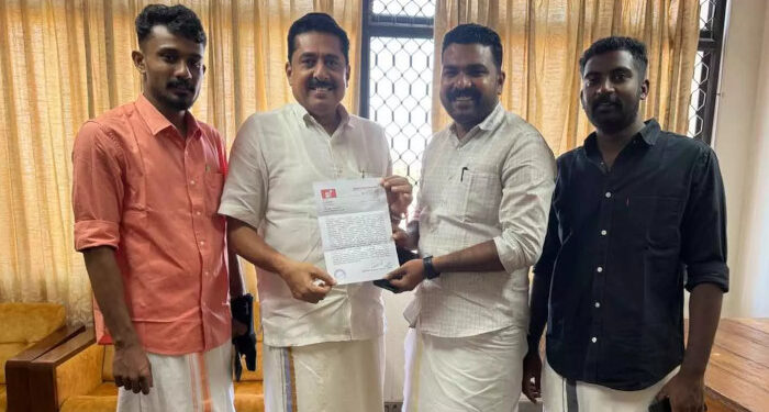 പിഎം ശ്രീ പദ്ധതി കേരളത്തിൽ നടപ്പാക്കുന്നത് സംഘ്പരിവാറിന്റെ വിദ്യാഭ്യാസനയം അടിച്ചേൽപ്പിക്കുന്നതിന്റെ ഭാഗമായി, വിദ്യാർത്ഥി പ്രതിനിധികളെ ഉൾപ്പെടുത്തി അടിയന്തിര യോഗം വിളിക്കണം, പദ്ധതിയിൽ നിന്ന് ഉപാധികളൊന്നുമില്ലാതെ പിൻവാങ്ങണമെന്ന് എസ്എഫ്ഐ