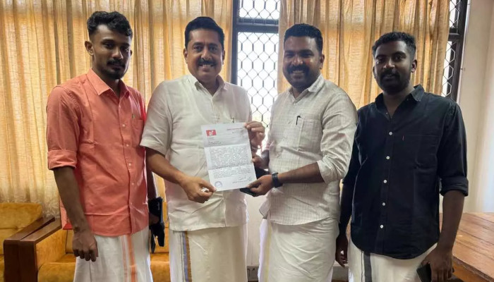 പിഎം ശ്രീ പദ്ധതി കേരളത്തിൽ നടപ്പാക്കുന്നത് സംഘ്പരിവാറിന്റെ വിദ്യാഭ്യാസനയം അടിച്ചേൽപ്പിക്കുന്നതിന്റെ ഭാഗമായി, വിദ്യാർത്ഥി പ്രതിനിധികളെ ഉൾപ്പെടുത്തി അടിയന്തിര യോഗം വിളിക്കണം, പദ്ധതിയിൽ നിന്ന് ഉപാധികളൊന്നുമില്ലാതെ പിൻവാങ്ങണമെന്ന് എസ്എഫ്ഐ