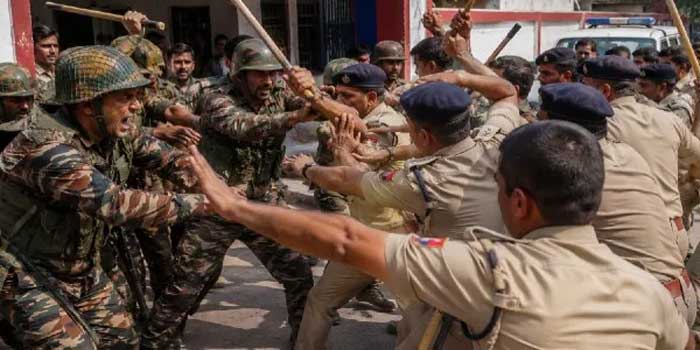 അസി. റീജനൽ ട്രാൻസ്‌പോർട്ട് ഓഫിസർ സൈന്യത്തിന്റെ വാഹനം പിടികൂടി, പ്രതികാരമായി കമാൻഡിങ് ഓഫിസറും മേജറുമുൾപ്പെടെ 40 അം​ഗ സംഘം പോലീസ് സ്റ്റേഷൻ അടിച്ചുതകർത്തു, സൈനികർ എത്തിയത് കൈകളിൽ ലാത്തികളും ഇരുമ്പ് വടികളും സർവീസ് ആയുധങ്ങളുമായി!! ഡെപ്യൂട്ടി പോലീസ് സൂപ്രണ്ട് ഉൾപ്പെടെയുള്ളവർക്ക് പരുക്ക്,