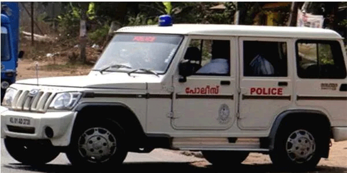 ലഹരി മൂത്ത് കിറുങ്ങി ഒരു വയസ്സിന് താഴെ പ്രായമുള്ള സ്വന്തം കുഞ്ഞിനെ മുകളിലേയ്ക്ക് എറിഞ്ഞ് യുമാവിന്റെ പ്രകടനം; മൂത്ത കുട്ടികളെ സ്കൂളിൽ നിന്നും കൂട്ടി കൊണ്ടുവരാൻ ഭാര്യ പോയ സമയത്ത് അഭ്യാസം; നാട്ടുകാരുടെ ഇടപെടലിൽ പോലീസെത്തി പ്രതിയെ കസ്റ്റഡിയിലെടുത്തു