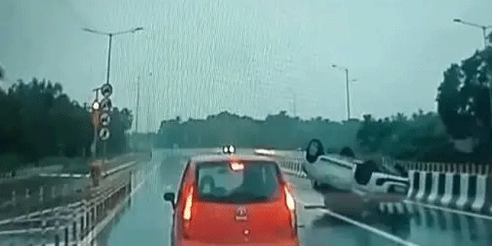 റോഡിലെ വെള്ളക്കെട്ടിൽ കാർ തെന്നി മറിഞ്ഞു; നാലു പേർക്ക് പരിക്ക്; അപകടം പൊന്നാനി-കുറ്റിപ്പുറം ആറുവരി പാതയിൽ