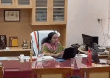ആരോഗ്യ വകുപ്പ് ആസ്ഥാനത്ത് കസേരയ്ക്കായി പിടിവലി; ഡയറക്ടർ സ്ഥാനത്തുനിന്ന് മാറ്റിയ സർക്കാർ ഉത്തരവ് കെ.എ.റ്റി സ്റ്റേ ചെയ്തതിനെ തുടർന്ന് ഡോ. റീന തിരികെയെത്തി; സീറ്റ് വിട്ടു നല്കാതെ പുതുതായെത്തിയ ഡോ. മീനാക്ഷി; വാക്കേറ്റം; പോലീസെത്തി
