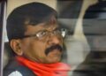 ഒരു റിക്ഷയ്ക്ക് പോലും വകയില്ലാത്ത വിമതരെ കൊണ്ടുപോകാൻ ചാർട്ടേഡ് വിമാനങ്ങൾ വരെ തയാർ!! മറുകണ്ടം ചാടാൻ തയാറായി 6 എംപിമാർ, തലയൊന്നിന് 15 കോടി!! എംപിമാരെ റാഞ്ചാൻ ഷിൻഡേ പക്ഷത്തിന്റെ നീക്കം, പാർട്ടികളെ ഭിന്നിപ്പിക്കുന്ന ബിജെപി പ്രവണത ജനാധിപത്യത്തിന് ഭീഷണി- സഞ്ജയ് റാവുത്ത്, പാർട്ടിയോട് കൂറുള്ളവർ മാത്രം കൂടെനിന്നാൽ മതി, ആരേയും നിർബന്ധിക്കില്ല- താക്കറെ