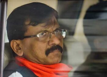 ഒരു റിക്ഷയ്ക്ക് പോലും വകയില്ലാത്ത വിമതരെ കൊണ്ടുപോകാൻ ചാർട്ടേഡ് വിമാനങ്ങൾ വരെ തയാർ!! മറുകണ്ടം ചാടാൻ തയാറായി 6 എംപിമാർ, തലയൊന്നിന് 15 കോടി!! എംപിമാരെ റാഞ്ചാൻ ഷിൻഡേ പക്ഷത്തിന്റെ നീക്കം, പാർട്ടികളെ ഭിന്നിപ്പിക്കുന്ന ബിജെപി പ്രവണത ജനാധിപത്യത്തിന് ഭീഷണി- സഞ്ജയ് റാവുത്ത്, പാർട്ടിയോട് കൂറുള്ളവർ മാത്രം കൂടെനിന്നാൽ മതി, ആരേയും നിർബന്ധിക്കില്ല- താക്കറെ