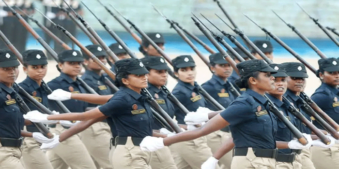 തമിഴ്നാട്ടിൽ പെൺപടയിറക്കി വിജയ്; സ്തീകളെയും കുട്ടികളെയും അനാവശ്യമായി തൊട്ടാൽ വിവരമറിയും; സർവ്വ സന്നാഹങ്ങളോടെ ‘സിങ്കപ്പെൺ’ പ്രത്യേക ദൗത്യസേന; ആദ്യഘട്ട പ്രവർത്തനങ്ങൾക്കായി 354 കോടി രൂപ അനുവദിച്ചു