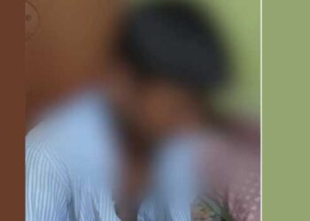 ഏഴാം ക്ലാസുകാരനെ മുട്ടിൽ നിർത്തി കാലിൽ ചവിട്ടി, ചൂരൽ ഒടിയുന്നതുവരെ അധ്യാപകൻ തല്ലിയെന്ന് പരാതി!! പുസ്തകം വായിക്കാൻ പറഞ്ഞിട്ട് കേട്ടില്ല, തന്നെ പരിഹസിച്ച് ക്ലാസിൽകൂടി ഓടിനടന്നു, വിളിച്ചു നിർത്തി കുട്ടിയുടെ കാലിൽ രണ്ട് അടി കൊടുക്കുക മാത്രമേ ചെയ്തുള്ളുവെന്ന് അധ്യാപകൻ