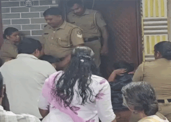 ആകെയുള്ള അഞ്ച് സെന്റ് സ്ഥലവും വീടും ജപ്തി ചെയ്യാനെത്തി; ദേഹത്ത് മണ്ണെണ്ണ ഒഴിച്ച് ആത്മഹത്യാ ശ്രമം നടത്തി ഏഴം​ഗ കുടുബം; നടപടി 27 വർഷങ്ങൾക്ക് മുമ്പ് സ്വകാര്യ ധനകാര്യ സ്ഥാപന ഉടമയിൽ നിന്നും വാങ്ങിയ 1,60,000 രൂപയുടെ പേരിൽ; 10 ലക്ഷം തിരിച്ചടച്ചെന്നും കുടുംബം
