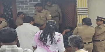 ആകെയുള്ള അഞ്ച് സെന്റ് സ്ഥലവും വീടും ജപ്തി ചെയ്യാനെത്തി; ദേഹത്ത് മണ്ണെണ്ണ ഒഴിച്ച് ആത്മഹത്യാ ശ്രമം നടത്തി ഏഴം​ഗ കുടുബം; നടപടി 27 വർഷങ്ങൾക്ക് മുമ്പ് സ്വകാര്യ ധനകാര്യ സ്ഥാപന ഉടമയിൽ നിന്നും വാങ്ങിയ 1,60,000 രൂപയുടെ പേരിൽ; 10 ലക്ഷം തിരിച്ചടച്ചെന്നും കുടുംബം