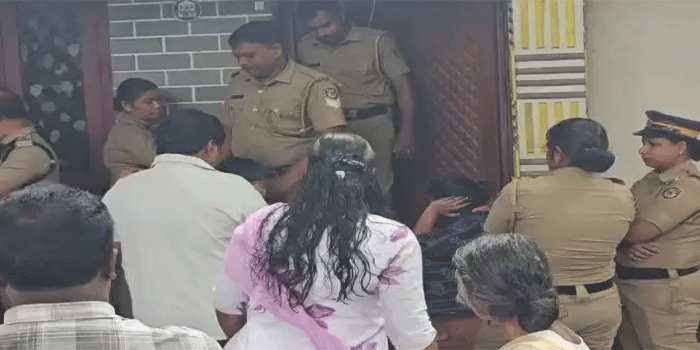 ആകെയുള്ള അഞ്ച് സെന്റ് സ്ഥലവും വീടും ജപ്തി ചെയ്യാനെത്തി; ദേഹത്ത് മണ്ണെണ്ണ ഒഴിച്ച് ആത്മഹത്യാ ശ്രമം നടത്തി ഏഴം​ഗ കുടുബം; നടപടി 27 വർഷങ്ങൾക്ക് മുമ്പ് സ്വകാര്യ ധനകാര്യ സ്ഥാപന ഉടമയിൽ നിന്നും വാങ്ങിയ 1,60,000 രൂപയുടെ പേരിൽ; 10 ലക്ഷം തിരിച്ചടച്ചെന്നും കുടുംബം