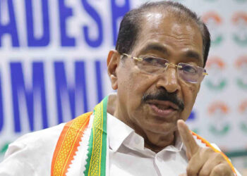 എംഎല്‍എമാരും എംപിമാരും മണ്ഡലം ശ്രദ്ധിക്കട്ടെ, കെ.പി.സി.സിക്ക് വേണ്ടത് മുഴുവൻ സമയ പ്രസിഡന്റിനെ, സണ്ണി ജോസഫ് സ്ഥാനം ഒഴിയണം, ഡി.സി.സി. ഓഫിസിന് മുന്നിൽ ഫ്ലക്സ്