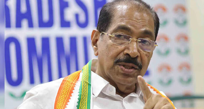 എംഎല്എമാരും എംപിമാരും മണ്ഡലം ശ്രദ്ധിക്കട്ടെ, കെ.പി.സി.സിക്ക് വേണ്ടത് മുഴുവൻ സമയ പ്രസിഡന്റിനെ, സണ്ണി ജോസഫ് സ്ഥാനം ഒഴിയണം, ഡി.സി.സി. ഓഫിസിന് മുന്നിൽ ഫ്ലക്സ്
