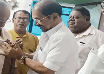 ‘ഈ സർക്കാരിന്റെ പോക്ക് അത്ര നല്ലതല്ല; നന്നായാൽ നല്ലത്; ആ വക്കീലിനെ നിയമിച്ചത് ശരിയായില്ല; പിണറായിയും കൂട്ടരും സന്തോഷത്തോടെ ആർത്തുവിളിക്കുകയാണ്’: സണ്ണിജോസഫിനോട് ടി. പത്മനാഭൻ; ‘പപ്പേട്ടാ, ശ്രമിക്കുന്നുണ്ട്, ശരിയാകും’