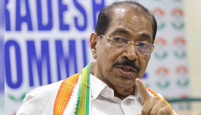 എംഎല്എമാരും എംപിമാരും മണ്ഡലം ശ്രദ്ധിക്കട്ടെ, കെ.പി.സി.സിക്ക് വേണ്ടത് മുഴുവൻ സമയ പ്രസിഡന്റിനെ, സണ്ണി ജോസഫ് സ്ഥാനം ഒഴിയണം, ഡി.സി.സി. ഓഫിസിന് മുന്നിൽ ഫ്ലക്സ്