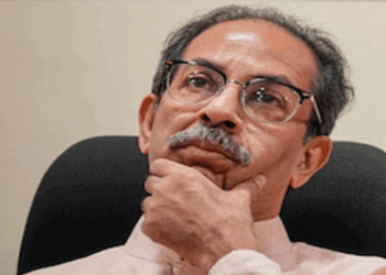 ശിവസേനയിൽ (യു.ബി.ടി.) പിളർപ്പ്; ഒമ്പത് എംപിമാരിൽ ആറുപേർ സംഘം ചേർന്ന് ലോക്‌സഭാ സ്പീക്കർക്ക് കത്ത് നൽകി;  ഏകനാഥ് ഷിന്ദേ പക്ഷത്തേയ്ക്ക് ചായാനെന്ന് സൂചന; കനത്ത തിരിച്ചടിയേറ്റ് ഉദ്ധവ് താക്കറെ