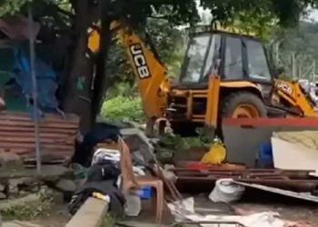അഞ്ച് തവണ കേസെടുത്തു, ഈ പണി നിർത്താൻ പറഞ്ഞു, അതും ചെവിക്കൊണ്ടില്ല… ഓപ്പറേഷൻ തൂഫാൻ ഇത്തവണ തൂക്കിയത് നിരോധിത ലഹരിവസ്തുക്കൾ വിൽക്കുന്ന കട, ബുൾഡോസർ ഉപയോഗിച്ച് ഇടിച്ചുനിരത്തി!! ഇതൊരു വാണിങ്, ല​ഹരിക്കായി കടകൾ ഉപയോ​ഗിച്ചാൽ കല്ലിന്മേൽ കല്ല് ശേഷിക്കാതെ തുടച്ചുനീക്കും- പോലീസ്
