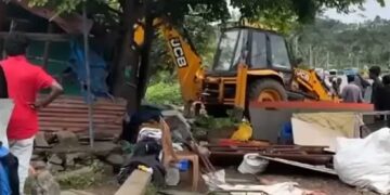 അഞ്ച് തവണ കേസെടുത്തു, ഈ പണി നിർത്താൻ പറഞ്ഞു, അതും ചെവിക്കൊണ്ടില്ല… ഓപ്പറേഷൻ തൂഫാൻ ഇത്തവണ തൂക്കിയത് നിരോധിത ലഹരിവസ്തുക്കൾ വിൽക്കുന്ന കട, ബുൾഡോസർ ഉപയോഗിച്ച് ഇടിച്ചുനിരത്തി!! ഇതൊരു വാണിങ്, ല​ഹരിക്കായി കടകൾ ഉപയോ​ഗിച്ചാൽ കല്ലിന്മേൽ കല്ല് ശേഷിക്കാതെ തുടച്ചുനീക്കും- പോലീസ്