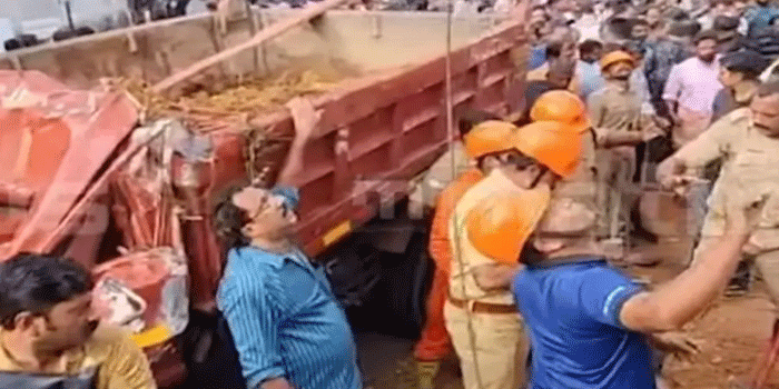 കൊട്ടാരക്കരയിൽ ടിപ്പർ ലോറിയുടെ മരണപ്പാച്ചിലിൽ  മൂന്നു ജീവനുകൾ പൊലിഞ്ഞു; അഞ്ചുപേർക്ക് പരിക്ക്; ബസ് സ്റ്റോപ്പിലേയ്ക്ക് ഇടിച്ചു കയറുകയായിരുന്നു; വണ്ടിയിലുണ്ടായിരുന്ന മണ്ണും തകർന്ന ബസ് സ്റ്റോപ്പിന്റേയും മതിലിന്റേയും അവശിഷ്ടങ്ങളും ആളുകൾക്ക് മേലേക്ക് പതിച്ചു