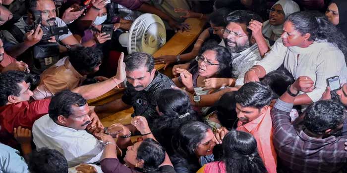 ഒരു ഹാജർ ഒപ്പിടൽ ചെന്നു നിന്നത് കയ്യാങ്കളിയിൽ!! വനിതാ കൗൺസിലർമാരായ ഷെർലി, അനിത അലക്സ് എന്നിവരുടെ വസ്ത്രങ്ങൾ വലിച്ചു കീറി, മുഖത്തടിച്ചു- എഫ്ഐആർ!! ന​ഗരസഭാ കയ്യാങ്കളിയിൽ മൂന്ന് എഫ്ഐആറുകൾ രജിസ്റ്റർ ചെയ്ത് പോലീസ്, ബിജെപി, എൽഡിഎഫ്, യുഡിഎഫ് കൗൺസിലർമാർ ഉൾപ്പെടെ കണ്ടാലറിയുന്ന മുന്നൂറോളം പേർക്കെതിരെ കേസ്
