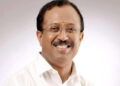 മിഠായി ആ കുഞ്ഞുങ്ങളുടെ കൈയ്യിൽ കൊടുത്താൽ എന്തു പറ്റുമായിരുന്നു?? കുഴിയിൽ ഇലയിട്ട് കഞ്ഞി വിളമ്പി കൊടുത്തിരുന്ന പഴയ ജന്മി കാലം പുനരാവിഷ്കരിക്കപ്പെട്ടു, ട്രൈബൽ സ്കൂള് കുട്ടികളുടെ കയ്യില് മിഠായി കൊടുക്കാതെ വി മുരളീധരൻ എംഎല്എ, മേശപ്പുറത്തേക്ക് വിതറി കൊടുത്തത് അവഹേളിക്കുന്നതിന് തുല്യമെന്ന് വിമര്ശനം