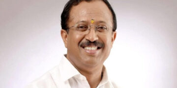 മിഠായി ആ കുഞ്ഞുങ്ങളുടെ കൈയ്യിൽ കൊടുത്താൽ എന്തു പറ്റുമായിരുന്നു?? കുഴിയിൽ ഇലയിട്ട് കഞ്ഞി വിളമ്പി കൊടുത്തിരുന്ന പഴയ ജന്മി കാലം പുനരാവിഷ്കരിക്കപ്പെട്ടു, ട്രൈബൽ സ്കൂള് കുട്ടികളുടെ കയ്യില് മിഠായി കൊടുക്കാതെ വി മുരളീധരൻ എംഎല്എ, മേശപ്പുറത്തേക്ക് വിതറി കൊടുത്തത് അവഹേളിക്കുന്നതിന് തുല്യമെന്ന് വിമര്ശനം
