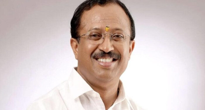 മിഠായി ആ കുഞ്ഞുങ്ങളുടെ കൈയ്യിൽ കൊടുത്താൽ എന്തു പറ്റുമായിരുന്നു?? കുഴിയിൽ ഇലയിട്ട് കഞ്ഞി വിളമ്പി കൊടുത്തിരുന്ന പഴയ ജന്മി കാലം പുനരാവിഷ്കരിക്കപ്പെട്ടു, ട്രൈബൽ സ്കൂള് കുട്ടികളുടെ കയ്യില് മിഠായി കൊടുക്കാതെ വി മുരളീധരൻ എംഎല്എ, മേശപ്പുറത്തേക്ക് വിതറി കൊടുത്തത് അവഹേളിക്കുന്നതിന് തുല്യമെന്ന് വിമര്ശനം