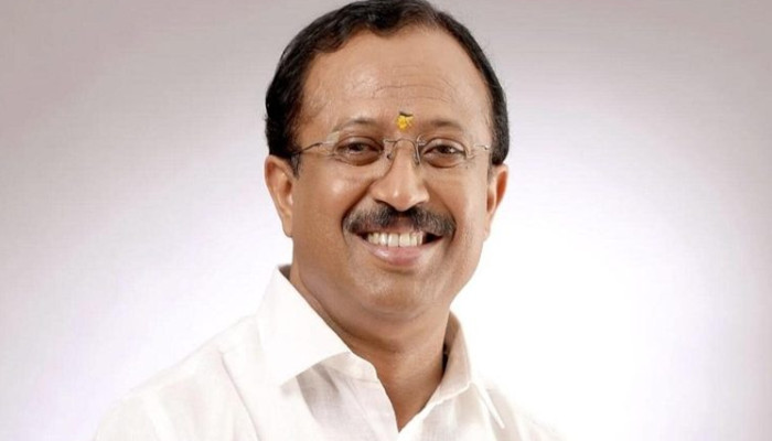 മിഠായി ആ കുഞ്ഞുങ്ങളുടെ കൈയ്യിൽ കൊടുത്താൽ എന്തു പറ്റുമായിരുന്നു?? കുഴിയിൽ ഇലയിട്ട് കഞ്ഞി വിളമ്പി കൊടുത്തിരുന്ന പഴയ ജന്മി കാലം പുനരാവിഷ്കരിക്കപ്പെട്ടു, ട്രൈബൽ സ്കൂള് കുട്ടികളുടെ കയ്യില് മിഠായി കൊടുക്കാതെ വി മുരളീധരൻ എംഎല്എ, മേശപ്പുറത്തേക്ക് വിതറി കൊടുത്തത് അവഹേളിക്കുന്നതിന് തുല്യമെന്ന് വിമര്ശനം