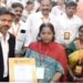 ശരിക്കും ജനനായകൻ ഈ മുഖ്യൻ…പ്രോട്ടോക്കോൾ ലം​ഘിച്ച് സദസിലിരിക്കുന്ന പൂർണ ​ഗർഭിണിയായ യുവതിക്കരികിലേക്ക് വേദിയിൽ നിന്നിറങ്ങി ചെന്ന് നിയമന ഉത്തരവ് കൈമാറി വിജയ്, വീഡിയോ സമൂഹ മാധ്യമങ്ങളിൽ വൈറൽ