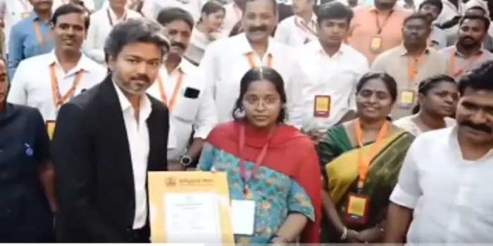 ശരിക്കും ജനനായകൻ ഈ മുഖ്യൻ…പ്രോട്ടോക്കോൾ ലംഘിച്ച് സദസിലിരിക്കുന്ന പൂർണ ഗർഭിണിയായ യുവതിക്കരികിലേക്ക് വേദിയിൽ നിന്നിറങ്ങി ചെന്ന് നിയമന ഉത്തരവ് കൈമാറി വിജയ്, വീഡിയോ സമൂഹ മാധ്യമങ്ങളിൽ വൈറൽ