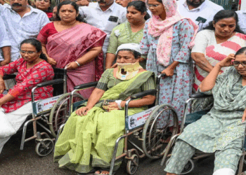 ചുണയുണ്ടേൽ തൊട്ടുനോക്ക്; നീ പോടാ; വാടാ  പോർവിളിയും വാക്കേറ്റവും; അതിനിടെ  വെറും ഏഴു മിനുട്ടിൽ 700 അജൻഡകൾ പാസാക്കി മേയർ; പരിക്കേറ്റ കൗൺസിലർമാരെത്തിയത് വീൽചെയറിൽ