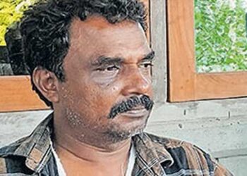 ആദ്യം ഹെൽമറ്റിന് തലയ്ക്കടിച്ചു, കയ്യും കാലും ചങ്ങലകൊണ്ടു കെട്ടിയിട്ട് മുറിയിലേക്കു വലിച്ചിഴച്ചു കൊണ്ടുപോയി, പ്ലാസ്റ്റിക് കയറിന് തൂണിൽ കെട്ടിയിട്ടു, വായിൽ തുണി തിരുകി, സ്ക്രൂ ഡ്രൈവർ, കട്ടിങ് പ്ലെയർ കൊണ്ട് ക്രൂരമായി ഉപദ്രവിച്ചു!! അച്ഛനു സുഖമില്ലെന്നു പറഞ്ഞ് മകനേയും വിളിച്ചുവരുത്തി മർദിച്ചു… മക്കളെ കൊല്ലുമെന്ന് ഭീഷണി, മകൾക്കുവന്ന വിവാഹാലോചന നിരസിച്ചതിന് നേരിടേണ്ടി വന്നത് ക്രൂര പീഡനം