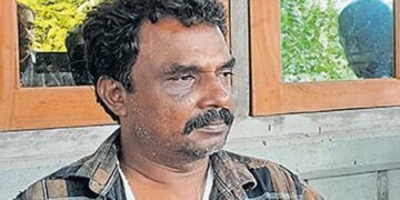 ആദ്യം ഹെൽമറ്റിന് തലയ്ക്കടിച്ചു, കയ്യും കാലും ചങ്ങലകൊണ്ടു കെട്ടിയിട്ട് മുറിയിലേക്കു വലിച്ചിഴച്ചു കൊണ്ടുപോയി, പ്ലാസ്റ്റിക് കയറിന് തൂണിൽ കെട്ടിയിട്ടു, വായിൽ തുണി തിരുകി, സ്ക്രൂ ഡ്രൈവർ, കട്ടിങ് പ്ലെയർ കൊണ്ട് ക്രൂരമായി ഉപദ്രവിച്ചു!! അച്ഛനു സുഖമില്ലെന്നു പറഞ്ഞ് മകനേയും വിളിച്ചുവരുത്തി മർദിച്ചു… മക്കളെ കൊല്ലുമെന്ന് ഭീഷണി, മകൾക്കുവന്ന വിവാഹാലോചന നിരസിച്ചതിന് നേരിടേണ്ടി വന്നത് ക്രൂര പീഡനം