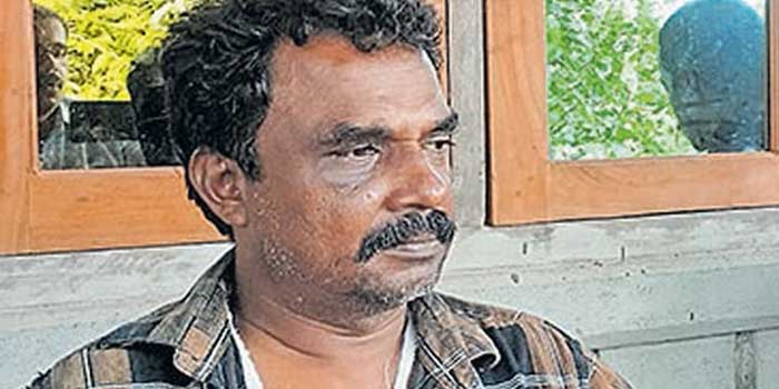 ആദ്യം ഹെൽമറ്റിന് തലയ്ക്കടിച്ചു, കയ്യും കാലും ചങ്ങലകൊണ്ടു കെട്ടിയിട്ട് മുറിയിലേക്കു വലിച്ചിഴച്ചു കൊണ്ടുപോയി, പ്ലാസ്റ്റിക് കയറിന് തൂണിൽ കെട്ടിയിട്ടു, വായിൽ തുണി തിരുകി, സ്ക്രൂ ഡ്രൈവർ, കട്ടിങ് പ്ലെയർ കൊണ്ട് ക്രൂരമായി ഉപദ്രവിച്ചു!! അച്ഛനു സുഖമില്ലെന്നു പറഞ്ഞ് മകനേയും വിളിച്ചുവരുത്തി മർദിച്ചു… മക്കളെ കൊല്ലുമെന്ന് ഭീഷണി, മകൾക്കുവന്ന വിവാഹാലോചന നിരസിച്ചതിന് നേരിടേണ്ടി വന്നത് ക്രൂര പീഡനം