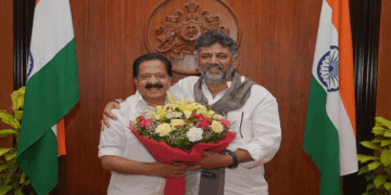ചെന്നിത്തല കർണ്ണാടക മുഖ്യമന്ത്രിയെ കണ്ടു; ; ആവശ്യം കേട്ടപാടെ ഡി.കെ. ശിവകുമാറിന്റെ ‘തംബ്സ് അപ്പ്‘; ഓപ്പറേഷൻ തൂഫാന് പരിപൂർണ്ണ പിന്തുണ; ലഹരിക്കെതിരെ തോളോടു തോൾ ചേർന്ന് പ്രവർത്തിക്കാൻ കേരളം, കർണ്ണാടക പോസീസ് സേനകൾ;അതിർത്തിയിൽ പരിശോധന ശക്തമാക്കും