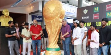 ലോകകപ്പ് ആവേശം വാനോളമുയർത്തി 10 അടി ഉയരമുള്ള കൂറ്റൻ ഫിഫ ട്രോഫി മാതൃക കൊച്ചിയിൽ അനാവരണം ചെയ്തു