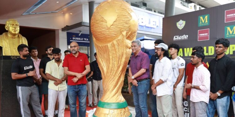ലോകകപ്പ് ആവേശം വാനോളമുയർത്തി 10 അടി ഉയരമുള്ള കൂറ്റൻ ഫിഫ ട്രോഫി മാതൃക കൊച്ചിയിൽ അനാവരണം ചെയ്തു