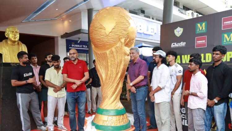 ലോകകപ്പ് ആവേശം വാനോളമുയർത്തി 10 അടി ഉയരമുള്ള കൂറ്റൻ ഫിഫ ട്രോഫി മാതൃക കൊച്ചിയിൽ അനാവരണം ചെയ്തു