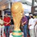 ലോകകപ്പ് ആവേശം വാനോളമുയർത്തി 10 അടി ഉയരമുള്ള കൂറ്റൻ ഫിഫ ട്രോഫി മാതൃക കൊച്ചിയിൽ അനാവരണം ചെയ്തു