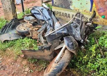 അമിത വേ​ഗത്തിലെത്തിയ സ്വകാര്യ ബസ് ബൈക്ക് യാത്രികരെ ഇടിച്ചു തെറുപ്പിച്ചു, അച്ഛനും മകനും ദാരുണാന്ത്യം, പ്രതിഷേധവുമായി നാട്ടുകാർ