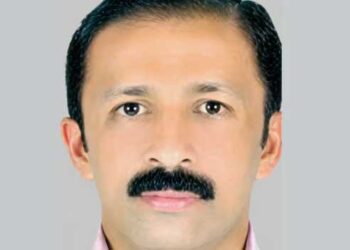 വാഹനാപകടത്തിൽ മരിച്ച സുഹൃത്തിനെ കണ്ട് ബൈക്കിൽ മടങ്ങിയ 48 കാരൻ ചെക്ക് പോസ്റ്റിലെ ക്രോസ് ബാറിൽ തലയിടിച്ച് റോഡിലേക്ക് തെറിച്ചുവീണു, രക്തം വാർന്ന് ദാരുണാന്ത്യം