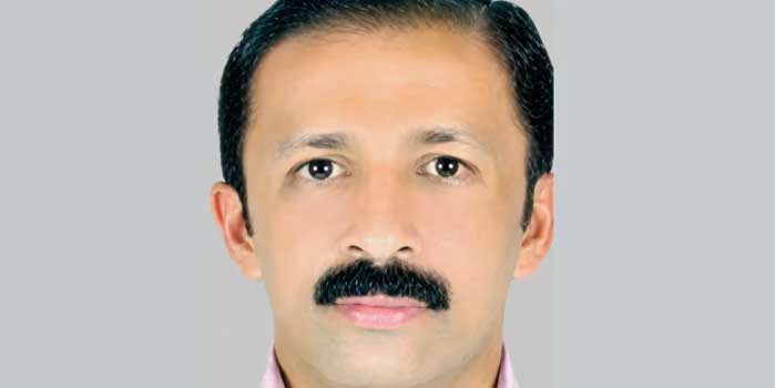 വാഹനാപകടത്തിൽ മരിച്ച സുഹൃത്തിനെ കണ്ട് ബൈക്കിൽ മടങ്ങിയ 48 കാരൻ ചെക്ക് പോസ്റ്റിലെ ക്രോസ് ബാറിൽ തലയിടിച്ച് റോഡിലേക്ക് തെറിച്ചുവീണു, രക്തം വാർന്ന് ദാരുണാന്ത്യം