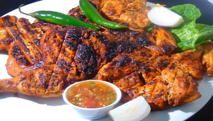 അല്ഫാമിന്റെ അളവ് കുറഞ്ഞതിനെചൊല്ലി തര്ക്കം, വിനോദസഞ്ചാരികളും ഹോട്ടല് ജീവനക്കാരും തമ്മില് കൂട്ടയടി, മൂന്നുപേര് അറസ്റ്റില്