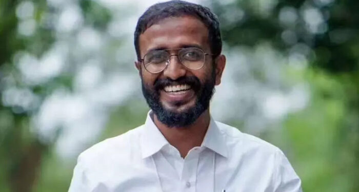 കെഎസ്‌യു പ്രവർത്തകരുടെ ചോരയും നീരും വിയർപ്പുമാണ് ഈ യുഡിഎഫ് സർക്കാർ, പ്ലീഡർ നിയമനത്തിൽ വീഴ്ച ഉണ്ടായി. മുഖ്യമന്ത്രിയെ കാണുമ്പോൾ ചിരിക്കുകയെന്നത് താൻ പഠിച്ച രാഷ്ട്രീയം, അദ്ദേഹം തന്നെ കണ്ടിട്ടുണ്ടോ ഇല്ലയോ എന്നറിയില്ല- അലോഷ്യസ് സേവ്യർ