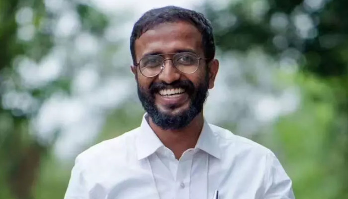 കെഎസ്യു പ്രവർത്തകരുടെ ചോരയും നീരും വിയർപ്പുമാണ് ഈ യുഡിഎഫ് സർക്കാർ, പ്ലീഡർ നിയമനത്തിൽ വീഴ്ച ഉണ്ടായി. മുഖ്യമന്ത്രിയെ കാണുമ്പോൾ ചിരിക്കുകയെന്നത് താൻ പഠിച്ച രാഷ്ട്രീയം, അദ്ദേഹം തന്നെ കണ്ടിട്ടുണ്ടോ ഇല്ലയോ എന്നറിയില്ല- അലോഷ്യസ് സേവ്യർ