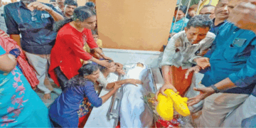 ‘ഓണത്തിന് എന്റെ കൂട്ടുകാരെയെല്ലാം വിളിക്കണം’; അതിനു മുന്നേ കൂട്ടുകാരെത്തി, കുഞ്ഞ് അമനെ യാത്രയാക്കാൻ; പുതിയ ചെരിപ്പും റിമോട്ട് കാറും അവനരികെ വച്ച് പിതാവ്; നോവായി ആ അന്ത്യ യാത്ര